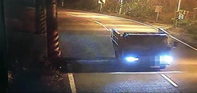 警方掌握张男偷倒废弃物焚烧。（警方提供／曹婷婷台南传真）