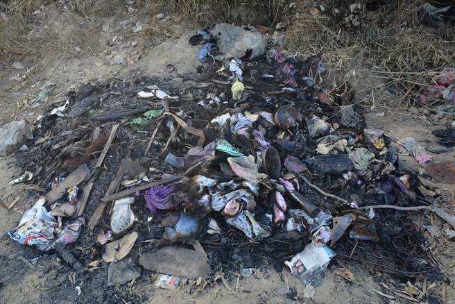 警方掌握张男偷倒废弃物焚烧。（警方提供／曹婷婷台南传真）