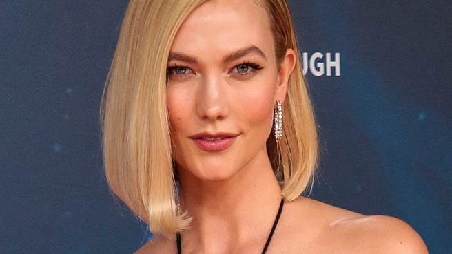 超模卡莉克劳斯(Karlie Kloss)近日在IG上公开侧拍，辣秀性感好身材。（图／达志影像）