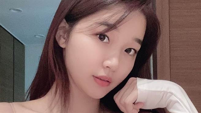 ohttomom近日在IG上晒出运动时的火辣穿搭，令网友看得脸红心跳。（图／IG@ohttomom）