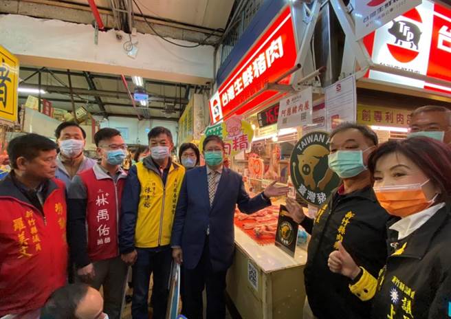 新竹縣長楊文科（右三）16日前往竹北傳統市場，宣導豬肉產地標示。（莊旻靜攝）
