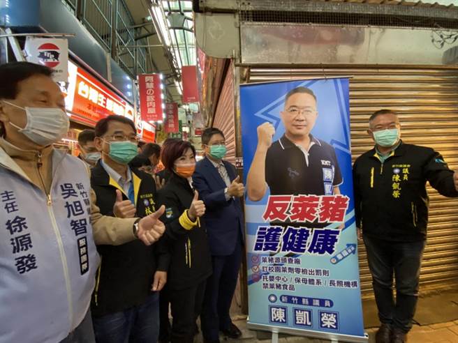 新竹縣議員陳凱榮（右一）製作行動看板，宣示反對萊豬的立場。（莊旻靜攝）