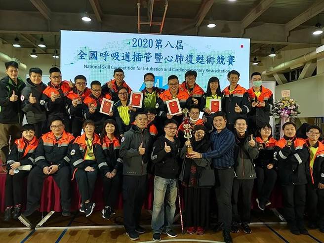 新竹縣消防局18名消防員、救護義消分8組參加由中華緊急救護技術員協會（TEMTA）舉辦的「第8屆全國呼吸道插管暨心肺復甦術競賽」，抱回多個獎項。（消防局提供／莊旻靜新竹傳真）