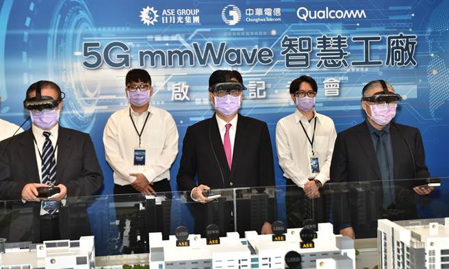 高雄市長陳其邁16日（前中）出席「5GmmWave智慧工廠啟動記者會」，見證全球首座5G mmWave企業專網智慧工廠正式啟動。（林瑞益攝）