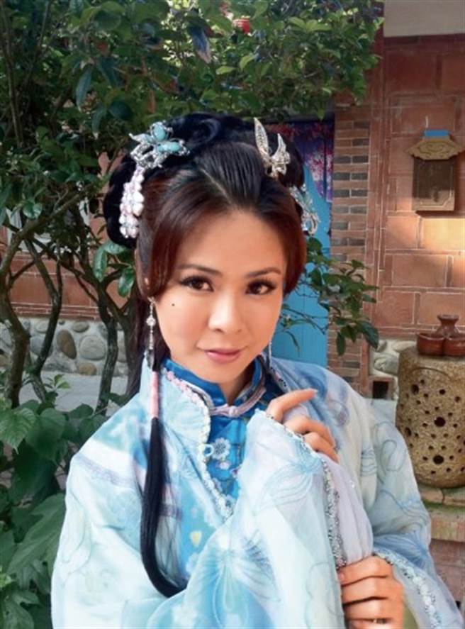 周又珈走过低潮，现在事业稳定、婚姻幸福。（图／FB@美魔女达人周又珈）