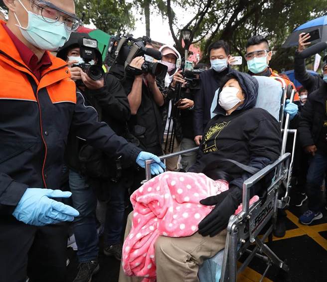 前立委沈智慧（右）16日持续在立法院门口绝食，抗议美国莱猪开放进口，已超过97小时，经医生评估后认为沈智慧血压不稳定，恐造成脑部、心臟血管的意外发生，随后沈智慧坐着轮椅被送上救护车，前往医院检查。（刘宗龙摄）