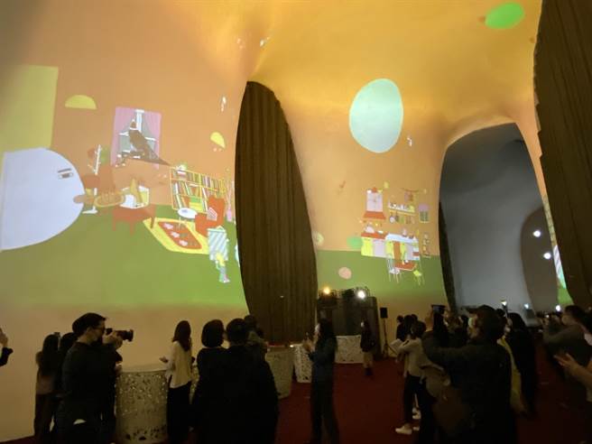台中國家歌劇院「光之曲幕」，在12月推出耶誕環繞動態影片《ONE DAY》。（陳淑芬攝）