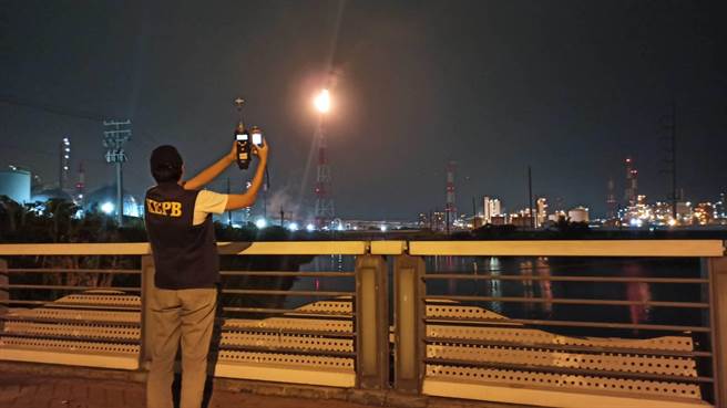 中油林园厂又排黑烟，高巿府环保局稽查人员现场量测空品数值。（环保局提供／曹明正高雄传真）