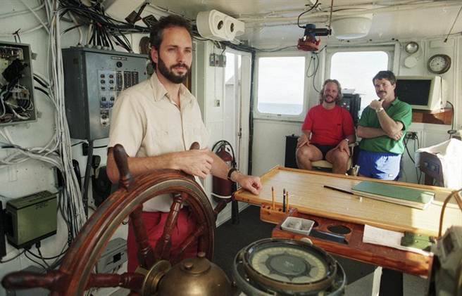 1988年，年輕的湯普森在南卡羅來納州海岸外約260公里處，找到中美洲號沉船，它沉沒在海下2.2公里的深海。(圖/美聯社)