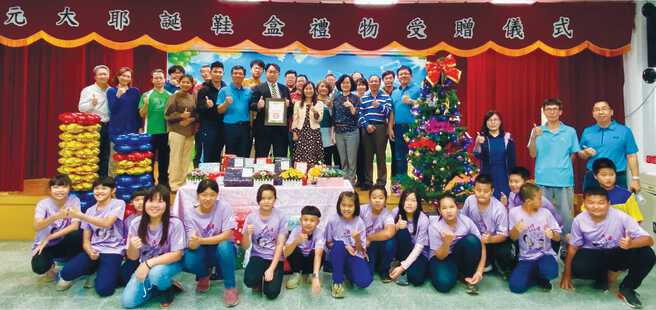 元大投信连续三年举办「爱心送鞋盒」活动，今年在元大金控与元大投信的齐心协力下，募得爱心鞋盒达485盒，远超过预期之300盒目标。图／元大投信提供