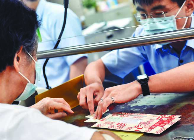 据经济部先前估计，振兴三倍券目前流通在外及尚未领取者，预估有逾80亿元的商机。（本报资料照片）