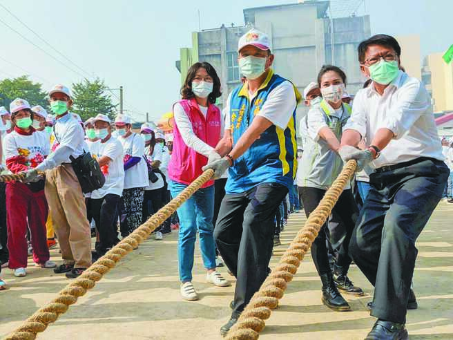 屏东县潮州镇福安宫将向西边平移迁移约40公尺，15日举行「千人迁庙仪式」，县长潘孟安（右）及福安宫主委余清德（右二）也拉起绳子帮忙迁移。（潘建志摄）