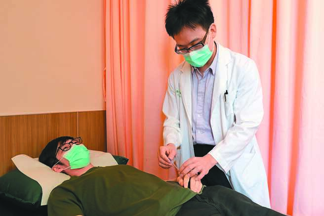 亚大附医中医师王崧为患者进行针灸治疗。（亚大附医提供／陈淑芬台中传真）