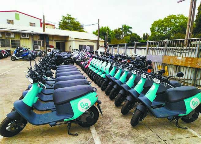 共享機車雖然便利，不過有民眾還車時亂停在紅線上，桃園7月至今共享機車1天平均有3起被拖吊案件。（翻攝照片／賴佑維桃園傳真）