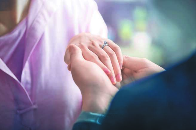 年底是求婚旺季，銀座白石神助攻，推薦求婚戒並加贈精美戒盒和結婚證書。（GINZA DIAMOND SHIRAISHI提供）