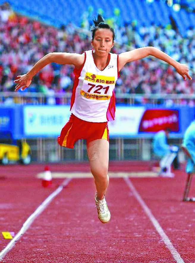 不管在運動場還是在舞臺上，歸玉娜都在嘗試不斷超越自己。（取自《揚子晚報》）