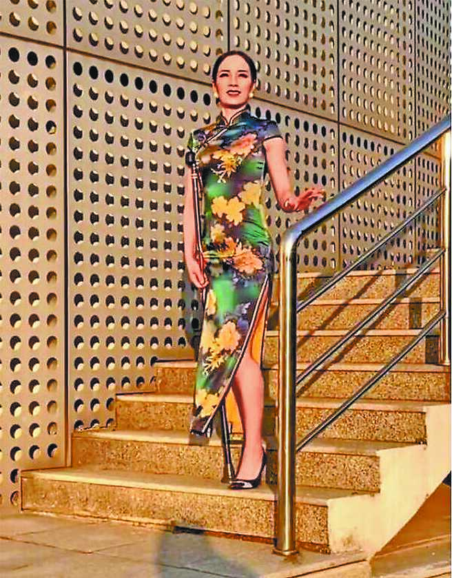 穿上旗袍的歸玉娜優雅自信。 （取自《揚子晚報》）