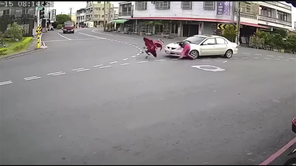 台南市一位女子推著嬰兒車橫越三叉路口，在路中央遭一輛自小客車攔腰撞上，婦人與嬰兒車雙雙噴飛。（臉書社團《爆怨2公社》／蘇育宣翻攝）
