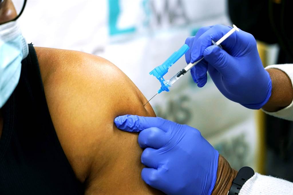 美國阿拉斯加一名無過敏史的醫護人員，在施打輝瑞新冠疫苗後出現嚴重過敏反應，甚至一度住進加護病房觀察。（資料照／美聯社）