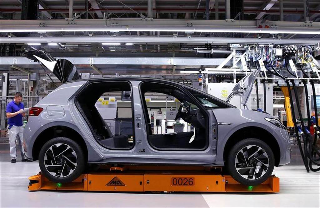 主場迎戰特斯拉！福斯最大狼堡工廠效率要翻倍，生產一輛電動車只需 10 小時
