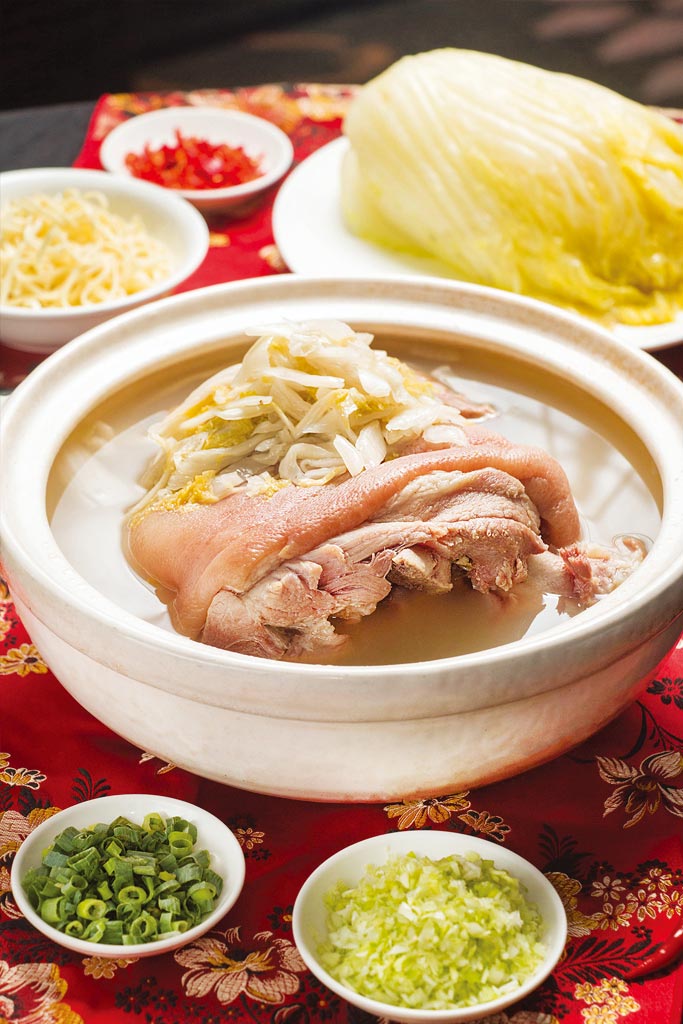 台北華國飯店外帶年菜「燉」出新滋味，推多款燉品煲湯搶市。圖／業者提供