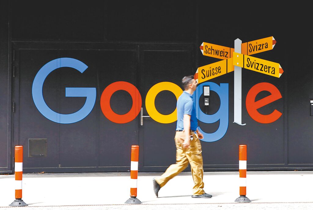 7月1日，一名男子在瑞士蘇黎世一棟辦公樓前經過Google標誌。（路透）