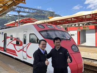 交通部長林佳龍 搭乘南迴鐵路普悠瑪首班試車