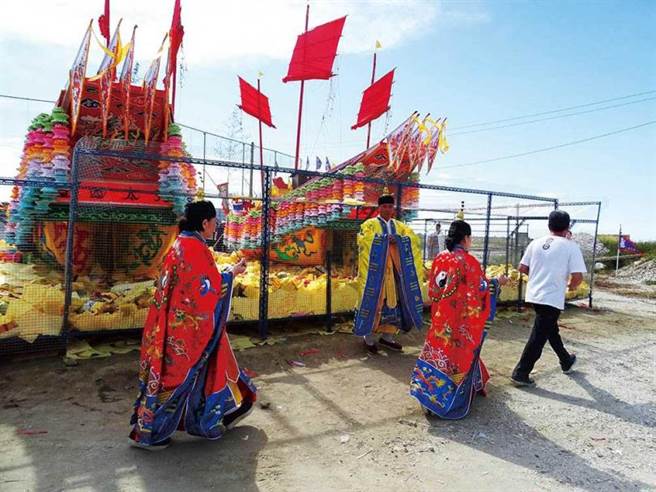元太道堂2016年的疯神纪中，有一项「烧宝船」仪式，用意是希望太乙救苦天尊能将财富与福气，分散至世界各地。（图／翻摄自元太道堂脸书）