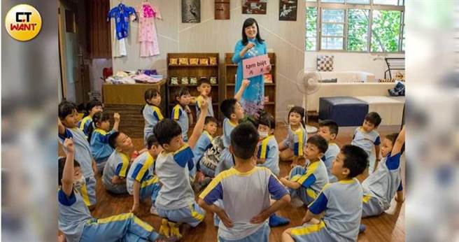 來自越南的楊小梅，在學校也會教導學生一些基本的越南話，孩子們也學習得相當開心。（圖／讀者提供）