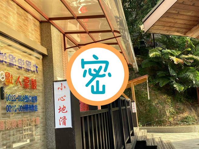 妈妈与好友一同出游拍照留念，回家后却发现照片多了一只手。（图／翻摄自灵异公社）