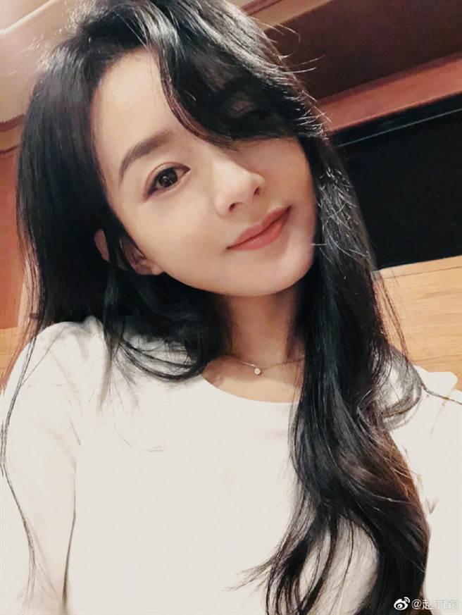 赵丽颖招牌巴掌脸搭上一双圆滚滚大眼睛、樱桃小嘴，模样俏丽。（图／取材自赵丽颖微博）