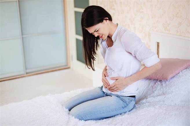 经痛90%是子宫内膜异位，一名女子的子宫体积竟扩张7倍，最严重恐不孕。(示意图/Pixabay)