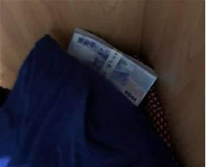 人夫整迭千元私房钱藏衣柜却外露，妻子看到傻眼。（图／翻摄自爆怨公社）