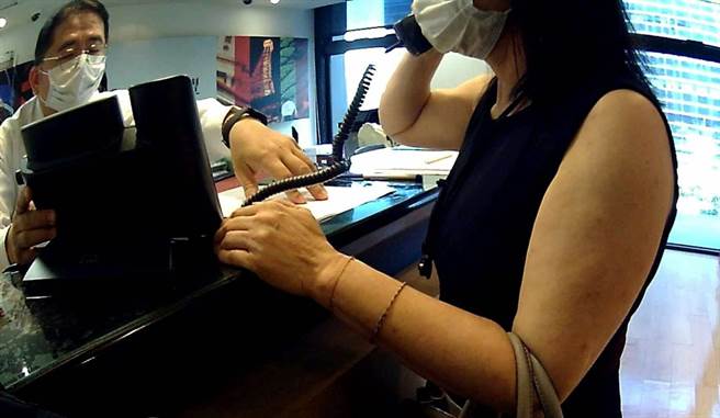 台中市一名张姓女子，接获诈骗集团假冒其远在国外读书的儿子来电，佯称与人毒品交易，被黑吃黑绑架，要求提领现金交付，员警获报到场，成功拦阻诈骗。（民眾提供／卢金足台中传真）