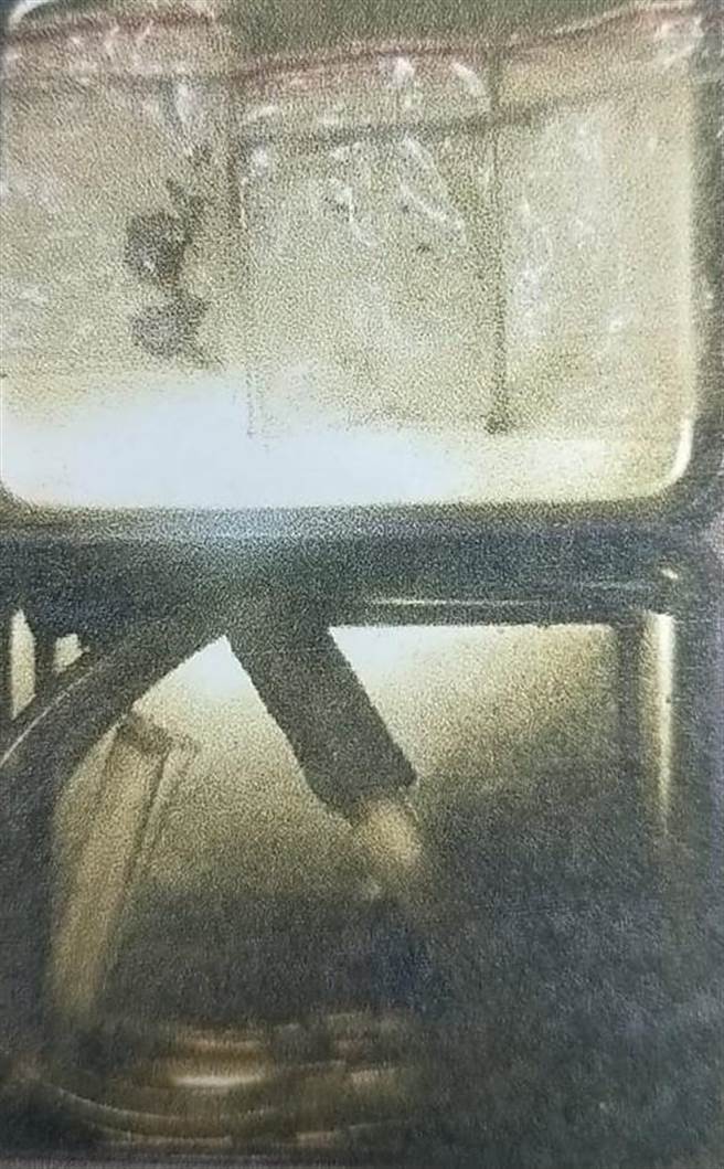 张姓、叶姓两男在宾馆内使用安非他命毒品。（读者提供／程炳璋台南传真）