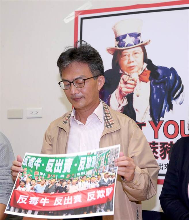 Psychiatrist Su Weishuo attended the Anti-Clenbuterol Alliance press conference on the 17th and said he would bring historical photos of Tsai Ing-wen who took to the streets and anti-American cows to explain the case.  (Photo by Huang Shiqi)