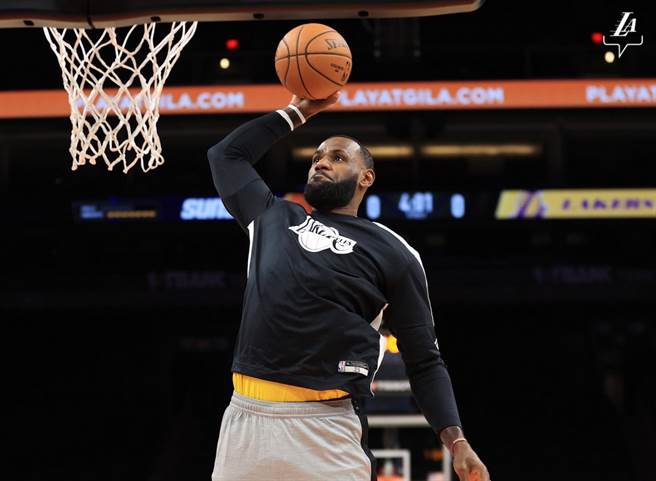 湖人前锋詹姆斯17日终于在热身赛上场了。(取自湖人官推)