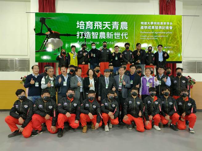 明道大学精致农业系透过产官学合作，将组成台湾最坚强的农用无人机队。(吴建辉摄)