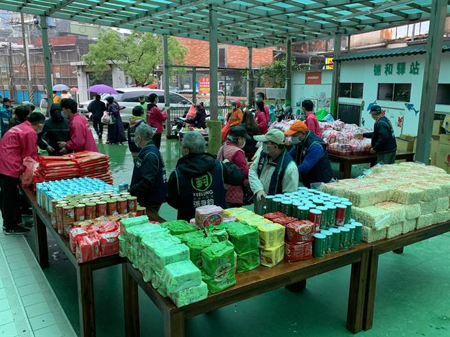 基隆市议员张秉钧连3年送暖 助弱势度寒冬。（张秉钧提供／吴康玮基隆传真）