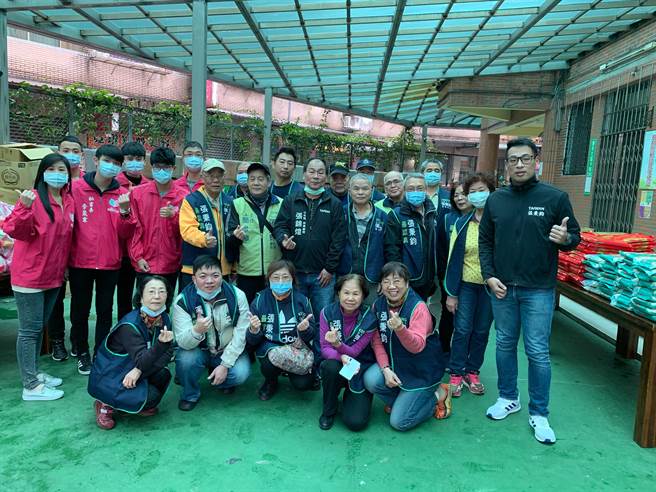 基隆市议员张秉钧连3年送暖 助弱势度寒冬。（张秉钧提供／吴康玮基隆传真）