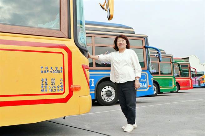 嘉義市長黃敏惠邀請大家來搭乘中大型低底盤電動公車。（嘉義市政府提供）