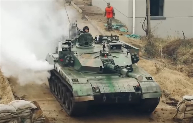 解放军陆军第72集团军演练城市攻防战的画面。（央视）