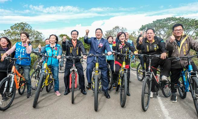 县长杨文科（中）等人热闹启用新竹县头前溪南岸经典自行车道。（罗浚滨摄）