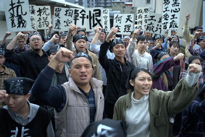 《国际桥牌社2》16日拍摄工厂恶意倒薪、工人们上街抗议的桥段，号召超过50名粉丝到场支援演出。（国际桥牌社剧组提供）