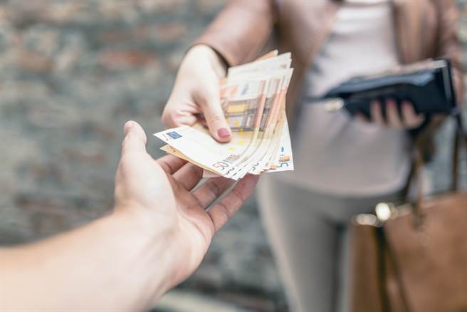 台南一位爸爸长期伸手向子女要钱，还四处向邻居借钱，其子女不堪替父亲背债，愤向法院请求免除养育父亲的义务。（示意图／Shutterstock）