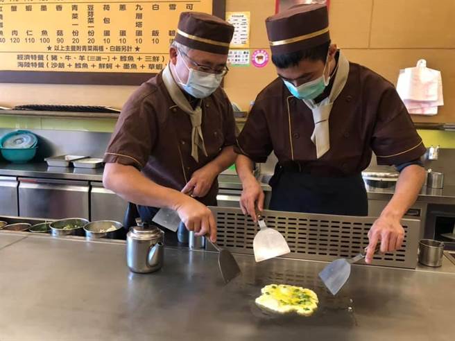 业者请吃铁板烧憨儿大展厨艺学煎蛋。（吕筱蝉摄）