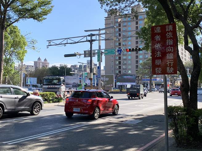 为了使前往新竹科学园区上下班车潮更顺畅，新竹县政府交通旅游处、警察局于光明六路、县政二路路口规画多项措施，也拟透过设置AI辨识系统科技执法设备，加强取缔违规车辆。（庄旻静摄）