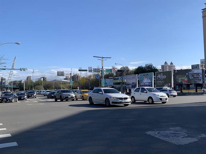 为了使前往新竹科学园区上下班车潮更顺畅，新竹县政府交通旅游处、警察局于光明六路、县政二路路口规画多项措施，也拟透过设置AI辨识系统科技执法设备，加强取缔违规车辆。（庄旻静摄）