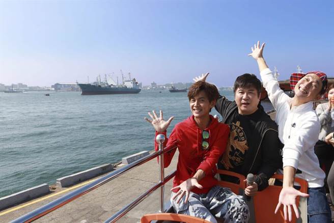 浩子(左起)、阿翔、胡瓜喜欢高雄的好天气。(民视提供)