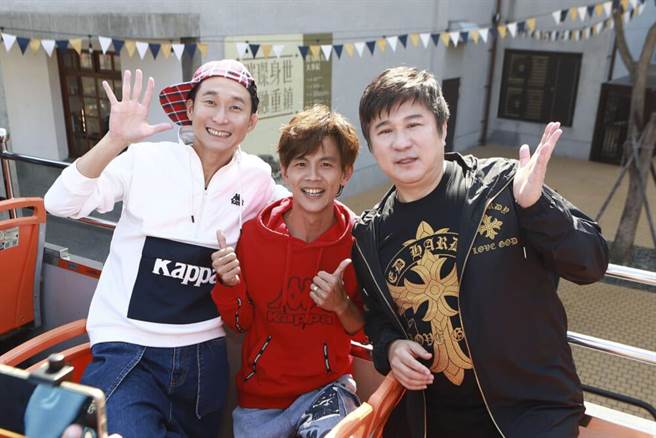 浩子(左起)、阿翔、胡瓜喜欢高雄的好天气。(民视提供)